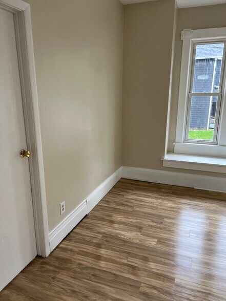 Building Photo - 505 6th St NE