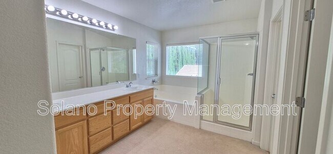 Building Photo - 2080 Mariposa Dr