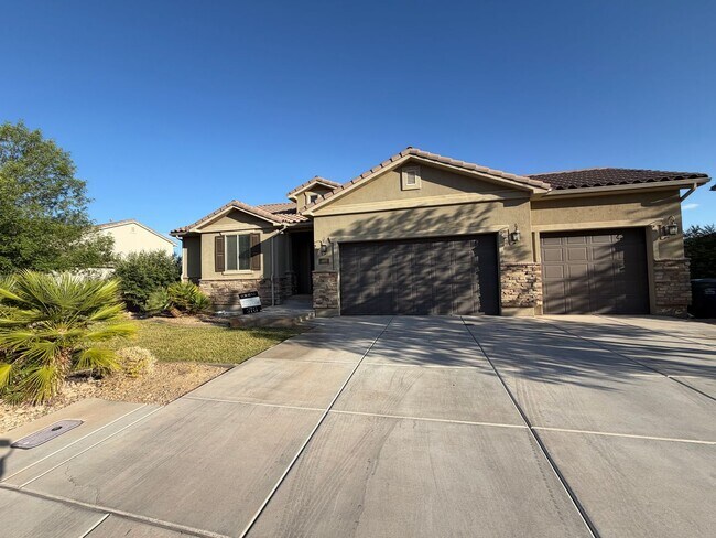 Building Photo - 469 E Barcelona Dr