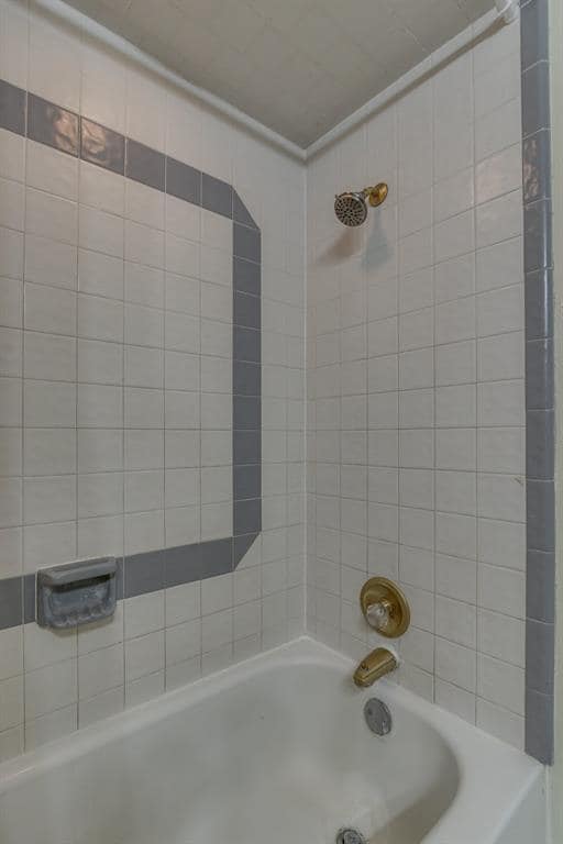 Building Photo - 2013 Tanglewood Dr