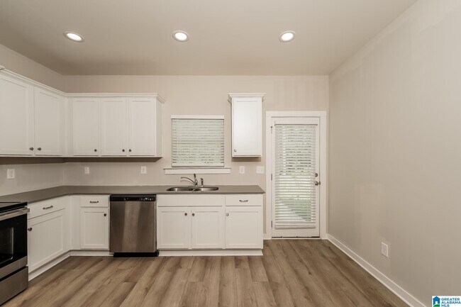 Building Photo - 142 Kings Wy