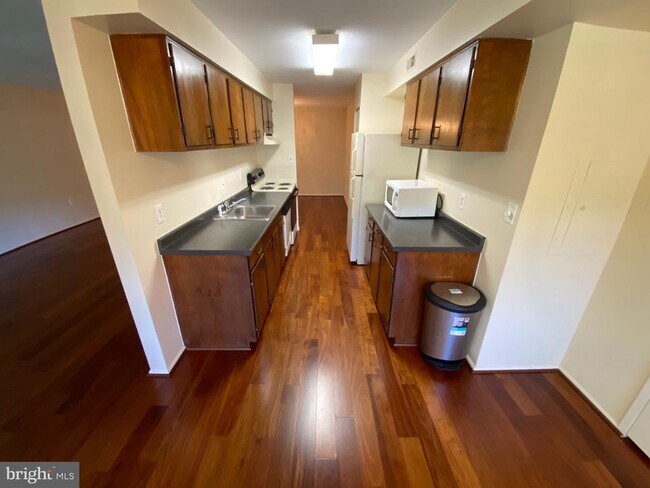 Building Photo - 407 Christopher Ave