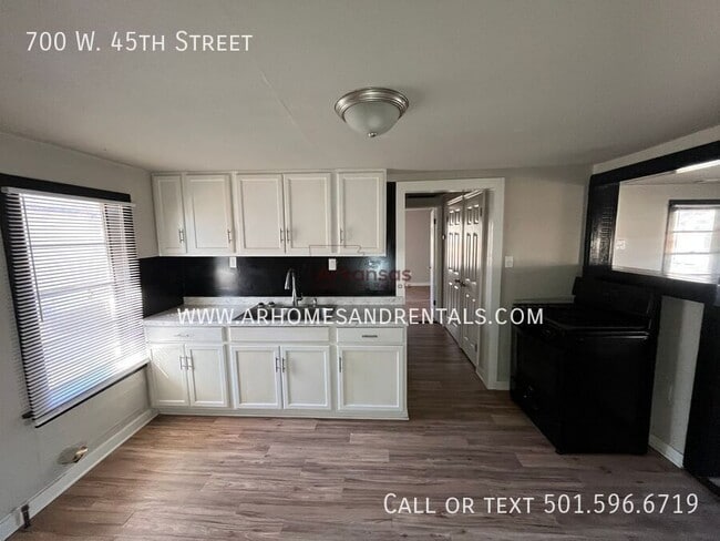 Building Photo - 700 W 45th St