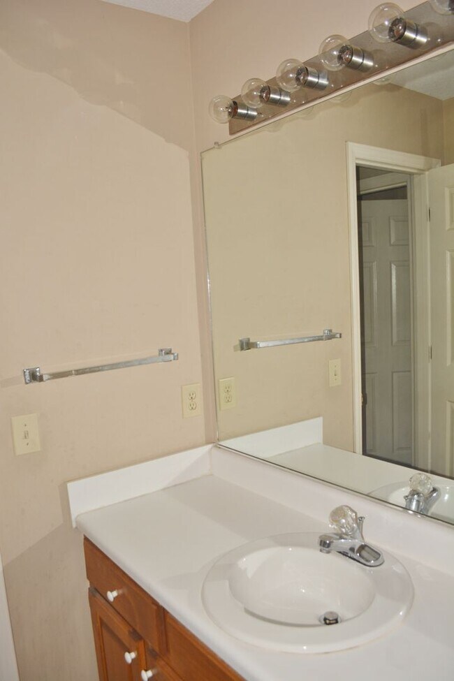 Building Photo - 2 Bed/ 1 Bath Duplex in Downtown Lillington