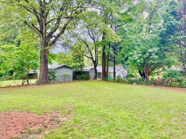 Building Photo - 2401 Woodleaf Dr