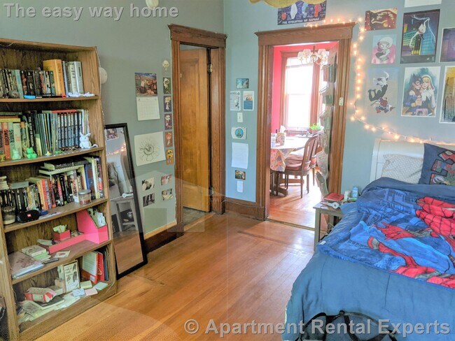 Building Photo - TEELE SQ 2BR * Parking Included - All Util...