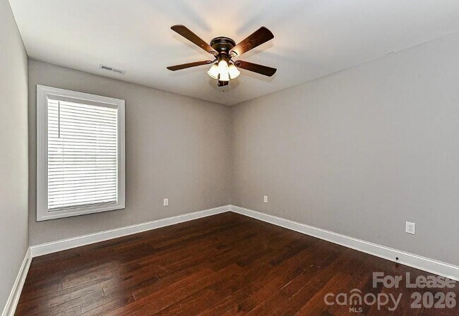 Building Photo - 704 N Main St