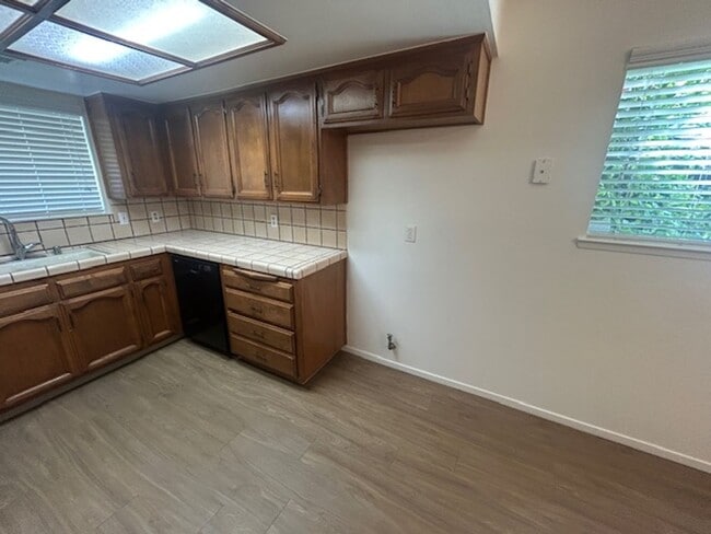 Building Photo - 3 bedroom 2 bath in central Visalia!