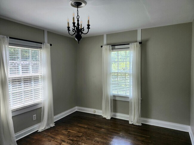 Building Photo - ****AVAILABLE NOW****