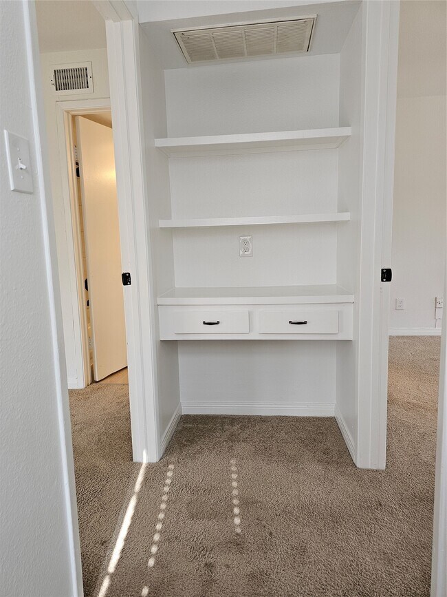 Building Photo - 2626 Holly Hall St