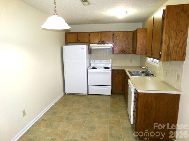 Building Photo - 100 Fairway St