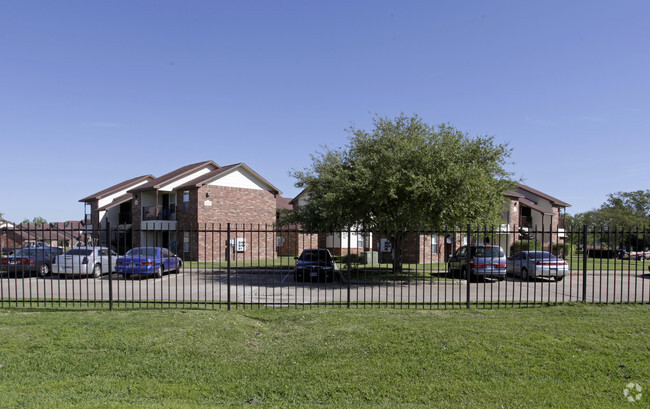 Building Photo - Waller Hillside Plaza