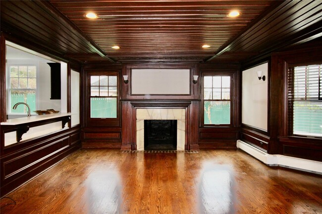 Primary Photo - 158 Woodbine Ave