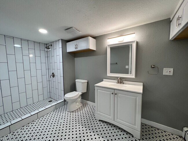 Building Photo - Spacious 3 Bedroom Apartment Near UNC with A/C