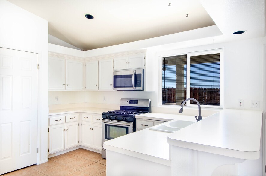 Building Photo - 72548 Sunnyslope Dr