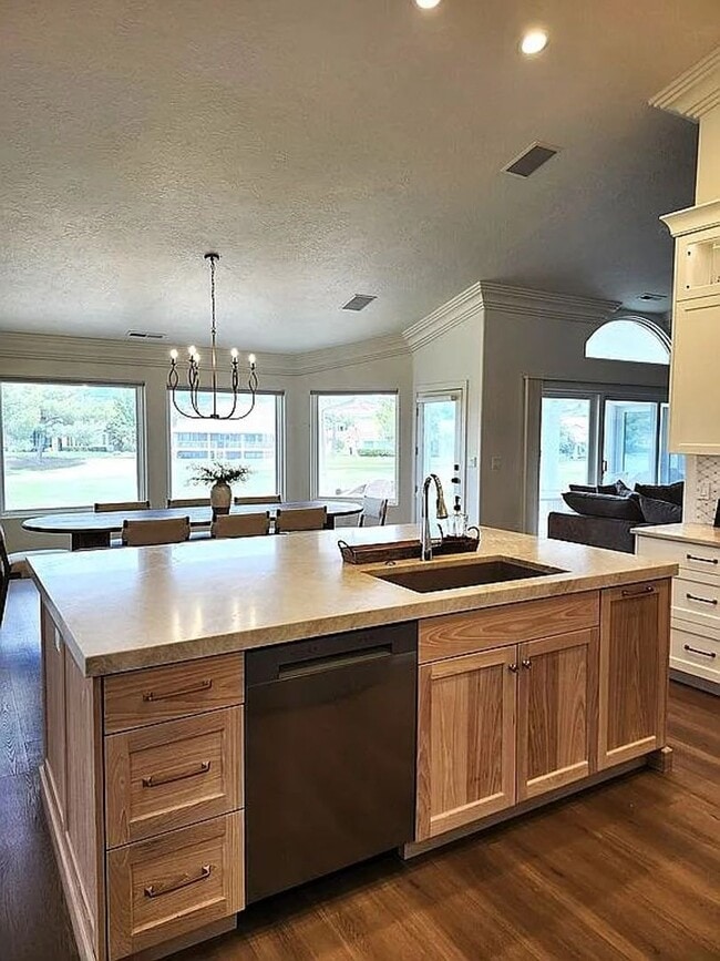 Building Photo - Charming Home Next To Sunbrook Golf Club!