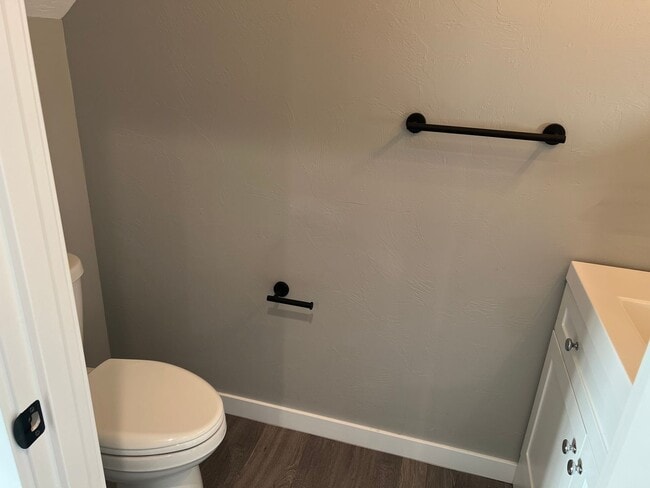 Building Photo - Newer 3 bedroom 2.5 bathroom duplex in Thu...