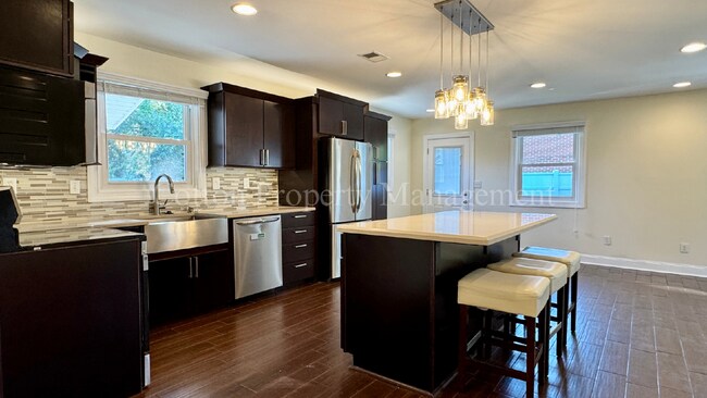 Building Photo - 366 Lullwater Dr