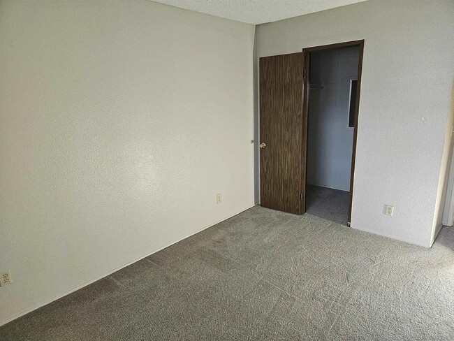 Building Photo - Upstairs 1-Bedroom in Central Location!