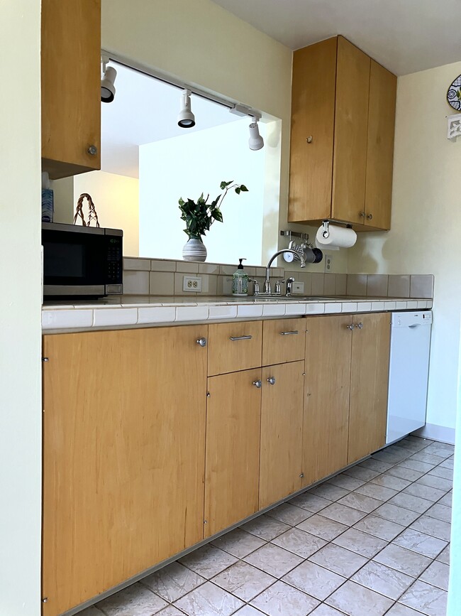 Kitchen & Breakfast Bar - 2227 Canyon Blvd