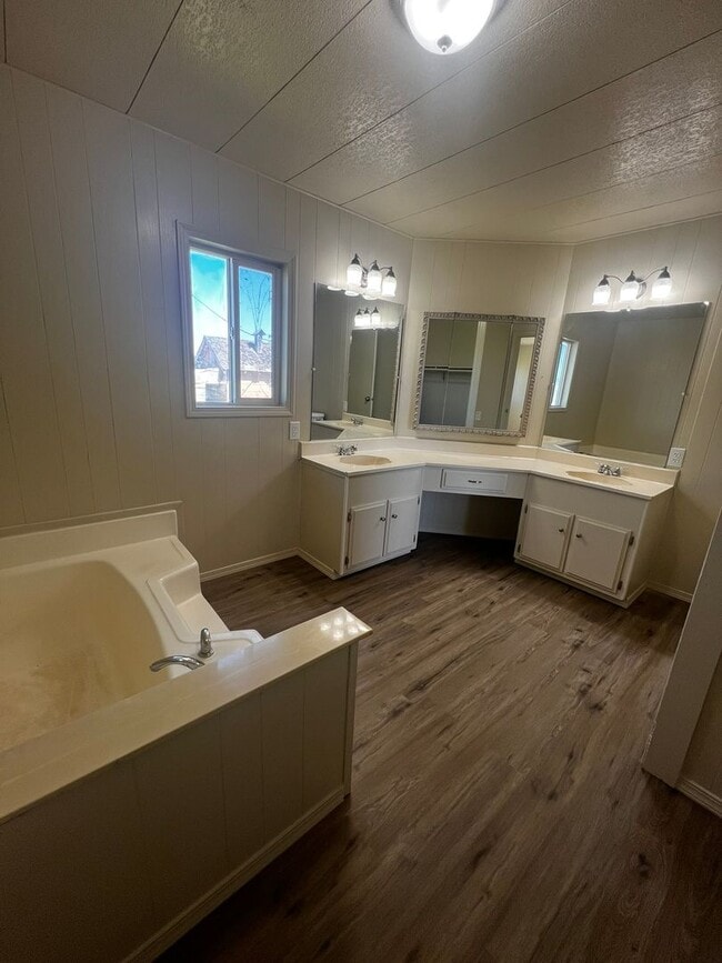 Building Photo - 3 Bedroom, 2 Bathroom Manufactured Home - ...