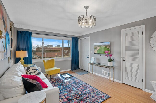 Building Photo - 248 Ruth St N