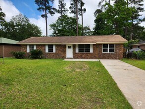 Building Photo - Stunning 4 bedroom, 2 bathroom home locate...