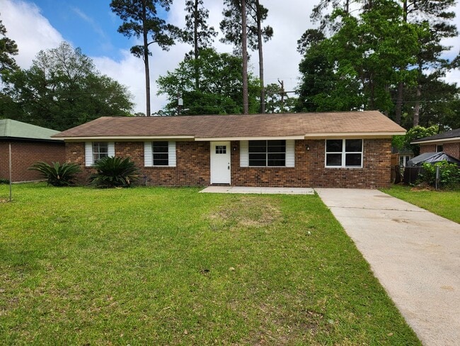 Primary Photo - Stunning 4 bedroom, 2 bathroom home locate...