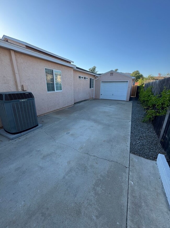 Building Photo - 5 Bedroom, 3.5 Bath, Beautiful 1,856 SQ FT...