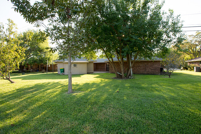 Building Photo - Brick Ranch with 2 car garage