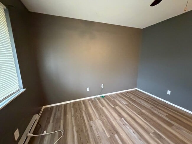 Building Photo - Spacious 3Bedroom / 1.5 Bath Available in Hazelwood