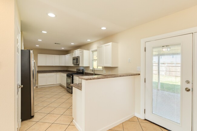 Building Photo - 3206 Pine St