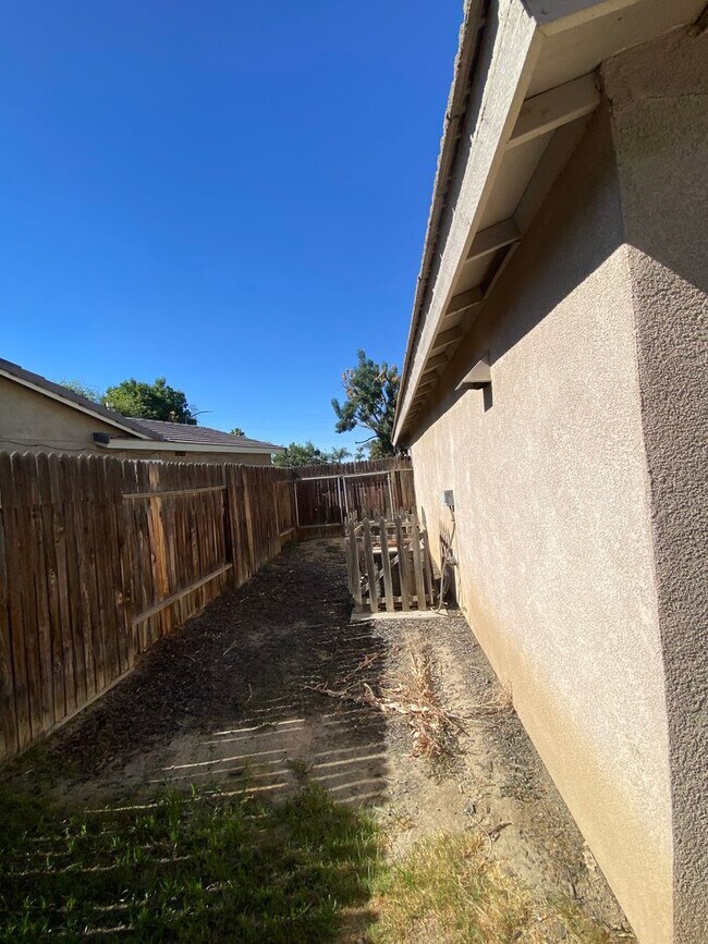 Building Photo - Adorable Home in NW Bakersfield