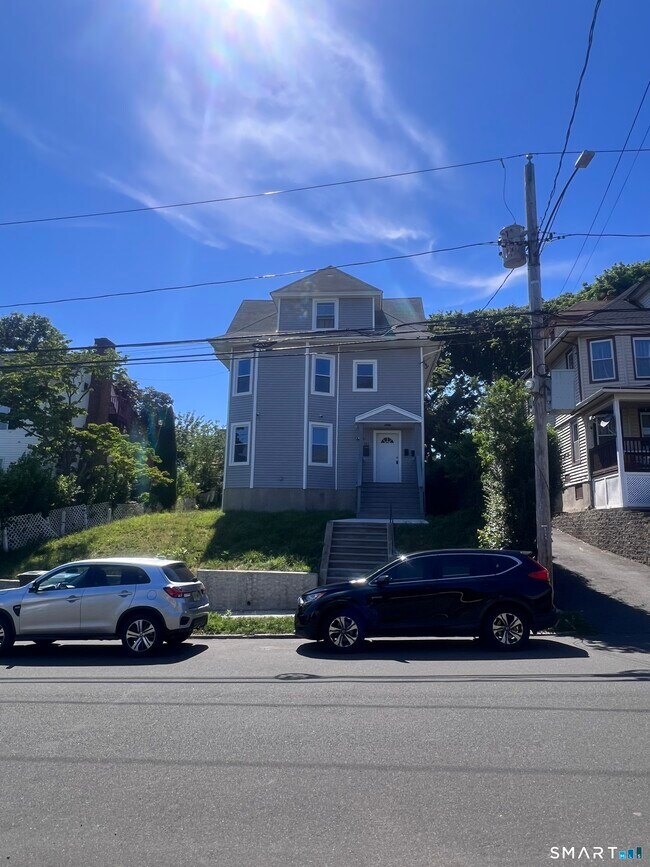Building Photo - 335 Ridgefield Ave