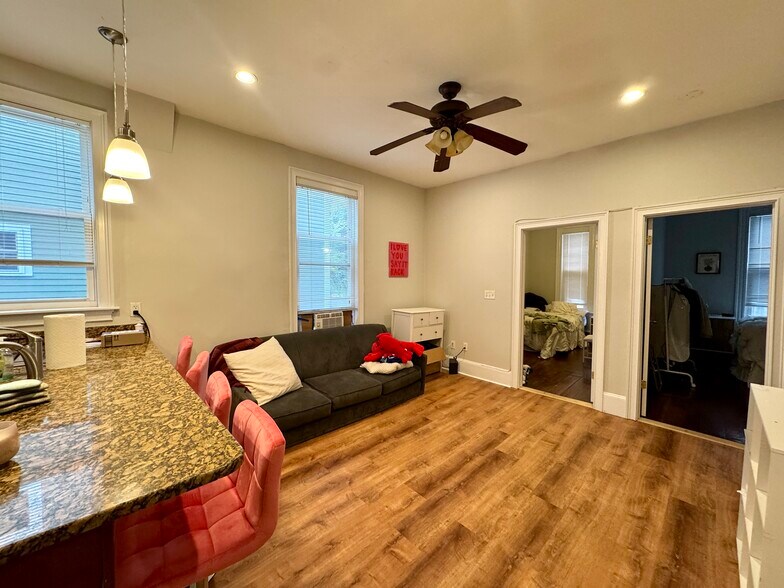 Building Photo - 719 Parker St