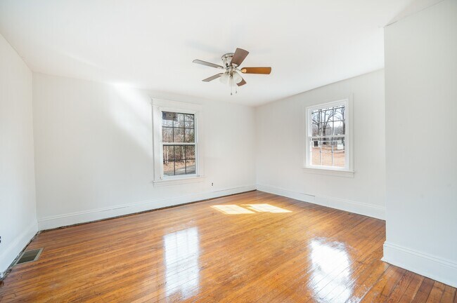 Building Photo - 228 Newcomb Dr