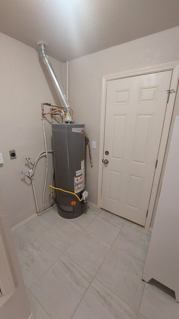 Building Photo - 4 bedroom 2 bathroom home ready now!!!!