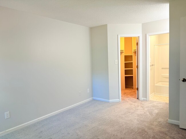 Building Photo - 105 Stratford H