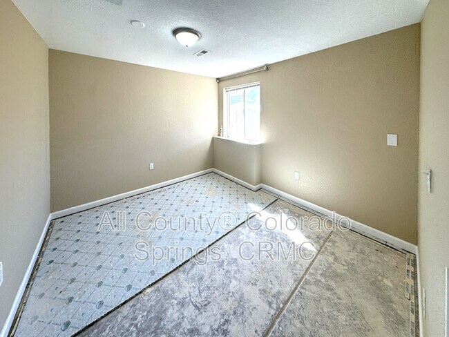 Building Photo - 5048 Weaver Dr