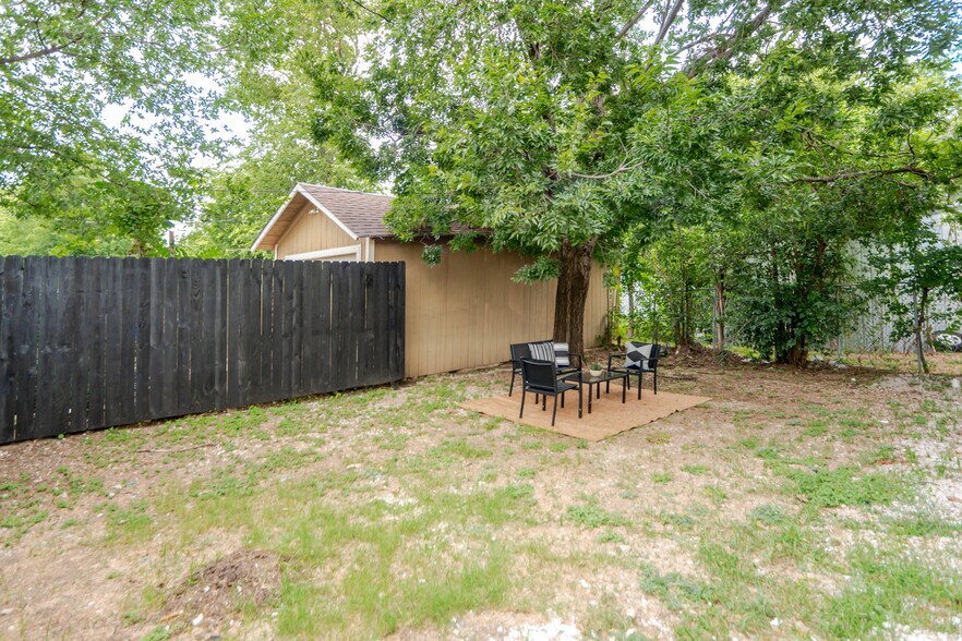 Building Photo - 2737 Stuart Dr