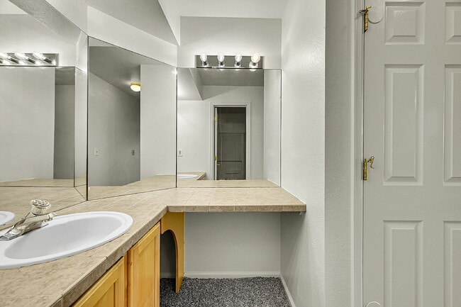Building Photo - $1,495.95 with $300 off the first month's rent, 1 Bed, 1 Bath Condo in Englewood with Cozy Firepl...