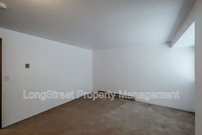 Building Photo - 1950 NW Hayes Ave