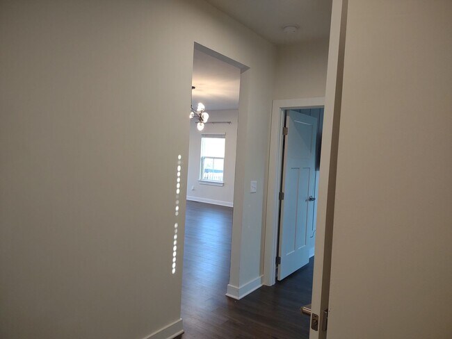 Building Photo - Superlative 6 Bedroom, 5 Bathroom Home in an Upscale Community!