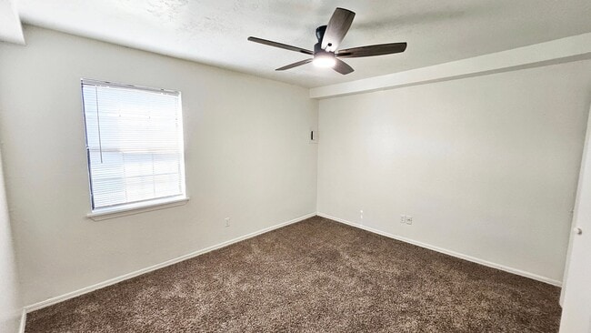 Building Photo - Updated Charming 2 Bed Condo