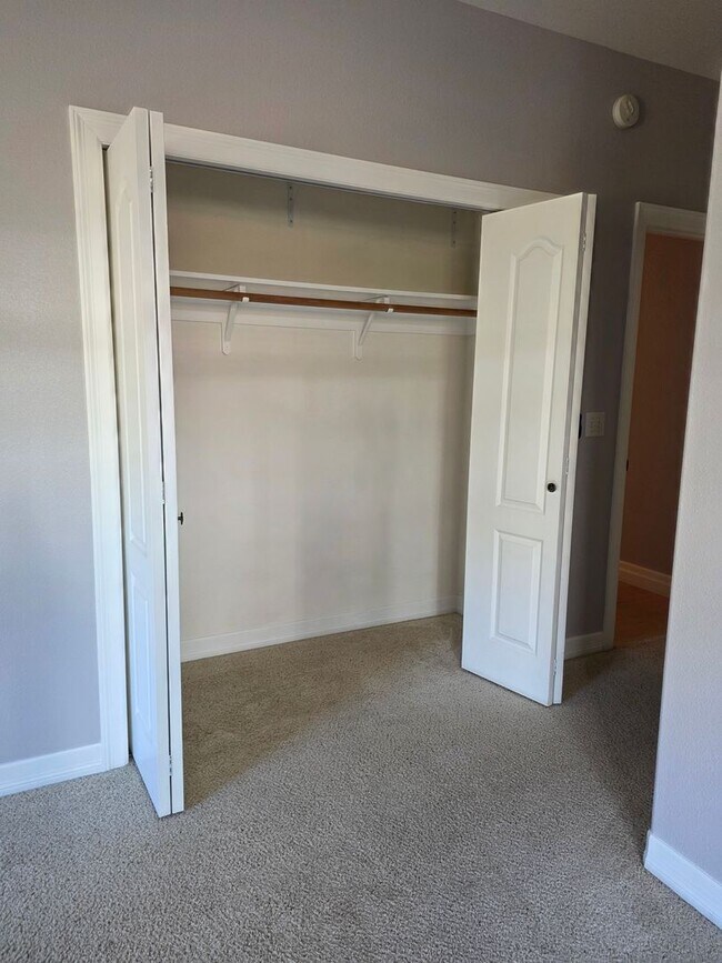 Building Photo - Amazing Bay View 3 bed/3 bath in Coos Bay