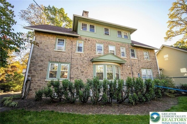 Building Photo - 313 Edgewood Dr