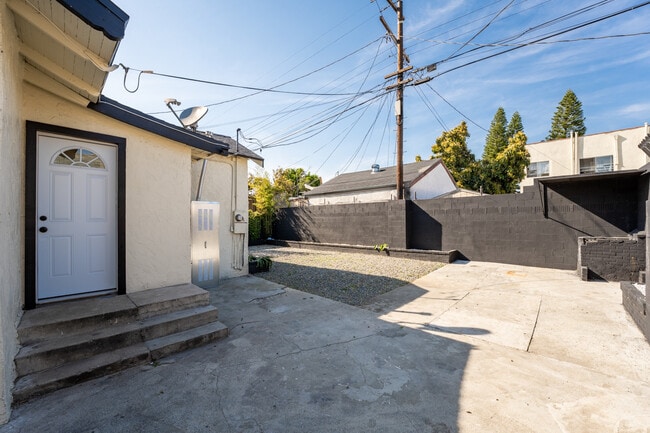 Building Photo - 623 W 42nd St