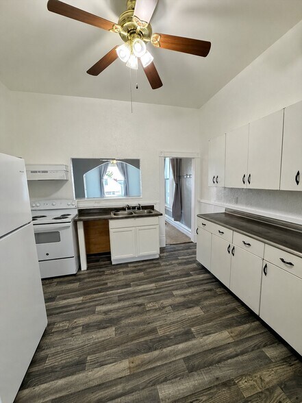 Building Photo - 917 W Woolman St