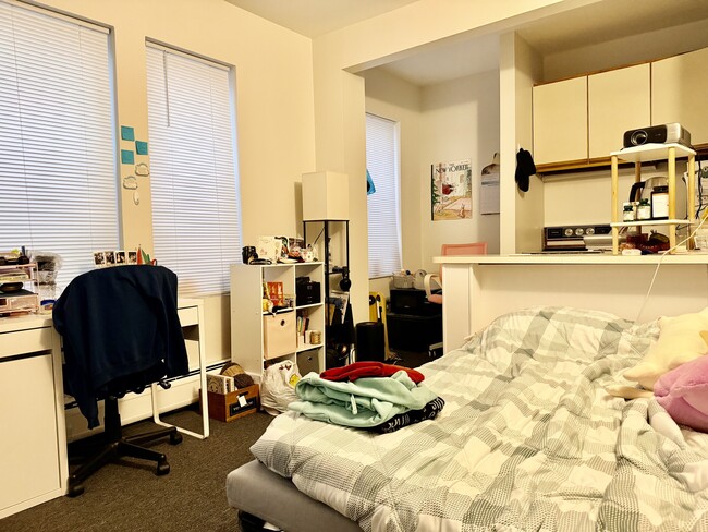 Building Photo - 829-833 Beacon Unit 103