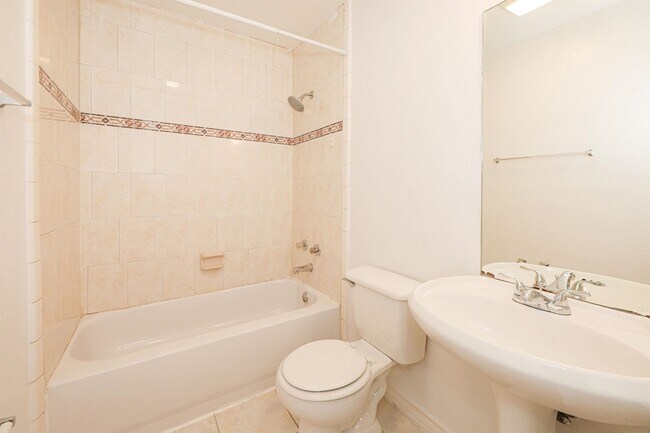 Building Photo - 1000 Ranchway Dr